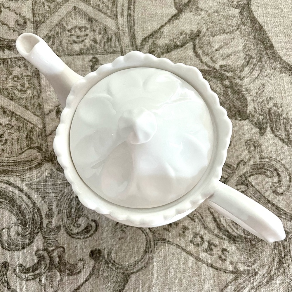 NWT GRACE'S TEAWARE EUROPEAN STYLE CERAMIC VICTORIAN OFF WHITE TEA/COFFEE POT - Picture 4 of 14